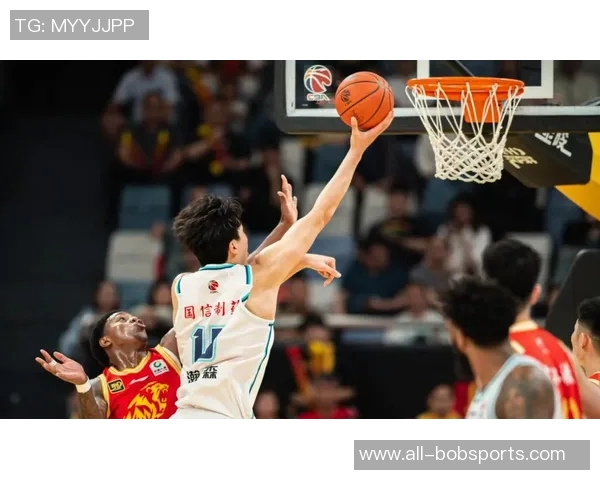 杨瀚森低位背打轻松突破对手单脚上篮展现绝佳技术